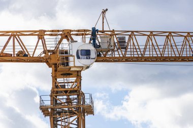 Bulutlu gökyüzünün arka planına yakın çekim kule vinci. Bir İHA 'dan ateş etmek. Modern yapı teknolojileri