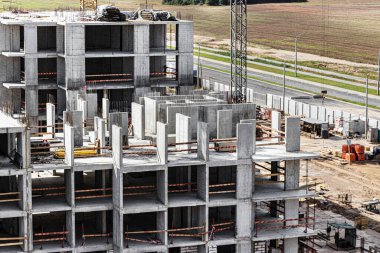 Binanın monolitik çerçeve yapısı. Sağlam beton duvarlar. Duvarlar için iskelet. Betondan yapılmış duvarlar için şekil. İnşaat alanı kapanıyor.