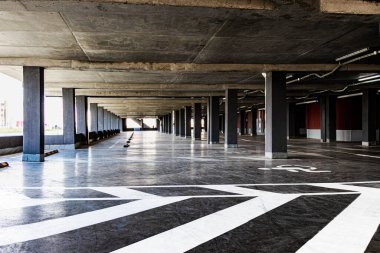 Yeraltı otoparkı yerleşim yerinin altında. Şehir sakinleri için kişisel ulaşım için depolama yeri