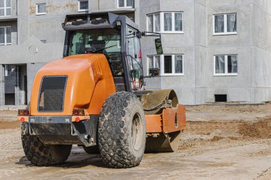 Asfalt kaldırım için ağır titreşimli silindir. Yol yapımı. Yol yapımı ve şehir ulaşımı iletişimi. Ağır makineler