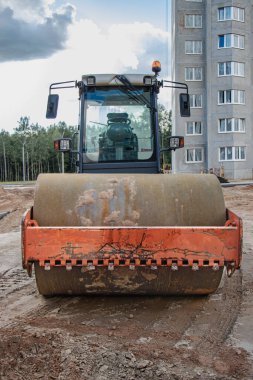 Asfalt kaldırım için ağır titreşimli silindir. Yol yapımı. Yol yapımı ve şehir ulaşımı iletişimi. Ağır makineler