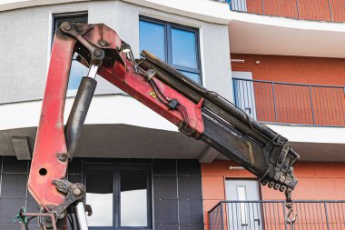 Yükleyici vinci olan bir makine kamyonu bir ev inşa etmek için blokları boşaltıyor