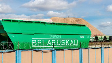 Beyaz Rusya, Soligorsk 202. Belarus potasyum hopper, dünyanın en büyük gübre üreticilerinden gelen tuzlu masa ile birlikte. Dikenli tellerin arkasında bir yük vagonu var. Yaptırımlar