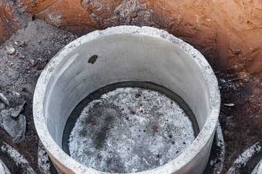İnşaat alanında zemine beton kanalizasyon kuyuları kurulmuş. Lağım çukurları için güçlendirilmiş beton halkaların kullanılması, lağım çukurlarının taşması. Kuyuların ve kanalizasyonların gelişimi