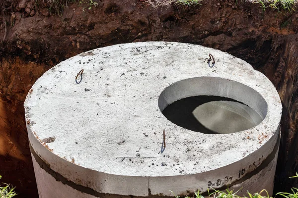İnşaat alanında zemine beton kanalizasyon kuyuları kurulmuş. Lağım çukurları için güçlendirilmiş beton halkaların kullanılması, lağım çukurlarının taşması. Kuyuların ve kanalizasyonların gelişimi