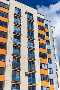 Çok katlı, modern bir bina. Konut inşaatı. İkamet fonu. Yatılı yerleşim yeri. Genç ailelere ipotek kredisi