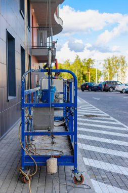 Yükseklik ve yüksek binaların pencerelerini temizlemek için profesyonel inşaat beşiği ya da gondolu. Yükseklik için endüstriyel ekipman