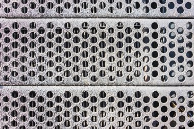 Metal kaplama delinmiş. Delikli eski demirin Grunge arka planı