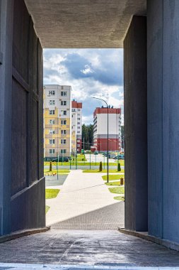 Bir apartmanın avlusuna giriş. Modern şehir konut inşaatı
