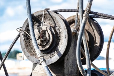 Metal vinç. Halat sapanı ya da vinç makarasında halat sapanı ya da vinç rulosu ağır endüstriyel kaldırma makinesi gökyüzüne karşı.