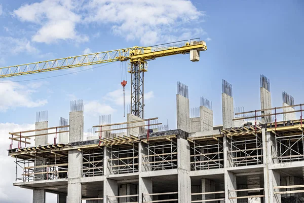 Monolitik güçlendirilmiş beton bir ev inşa ediliyor. Modern inşaat teknolojileri. Modern çok katlı bir binanın inşaatı