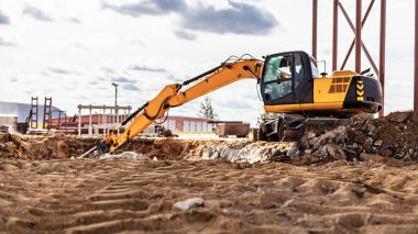 Endüstriyel hidrolik çekiç ve kazıcı kullanılarak güçlendirilmiş beton yapıların profesyonel yıkımı. Metal alaşımlı çubuklar. Beton enkazı ve kırıntıları