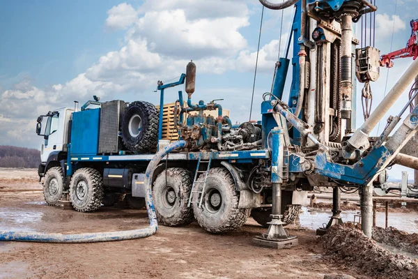 Primer Plano Plataforma Perforación Está Perforando Pozo Contra Fondo Del — Foto de Stock