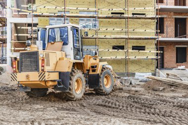 İnşaat alanındaki bir forklift güçlendirilmiş beton levhayı kaldırır. İnşaat makinesi. Sanayi