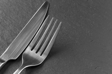 Bıçak ve çatal kayrak üzerine