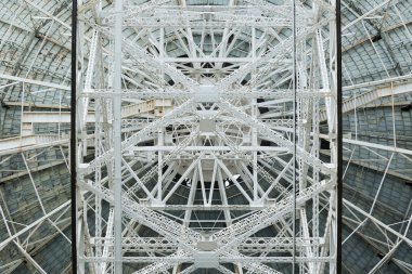 Üzerinde çelik kafes arkasında bir radyo teleskop