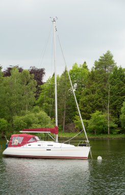 Lake Windermere, Cumbria üzerinde demirleyen yat