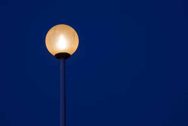 Runde Straßenlaterne am dunkelblauen Himmel — Stockfoto