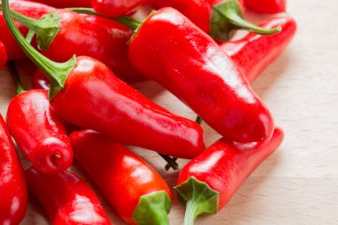 Kırmızı biber biber 'Ahşap doğrama tahtası capsicum annuum