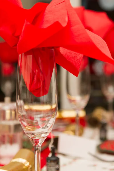 Mesa de festa de Natal com guardanapo vermelho em um copo — Fotografia de Stock