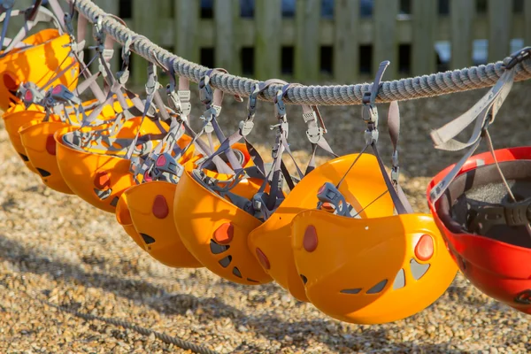 Rad med orange klättring hjälmar — Stockfoto