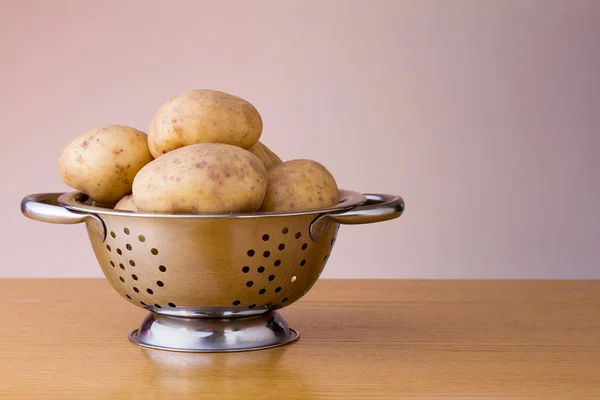 Maris piper potatoes in a colander — Stock Photo, Image