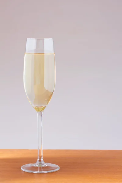 Copo de vinho branco em uma mesa de madeira — Fotografia de Stock