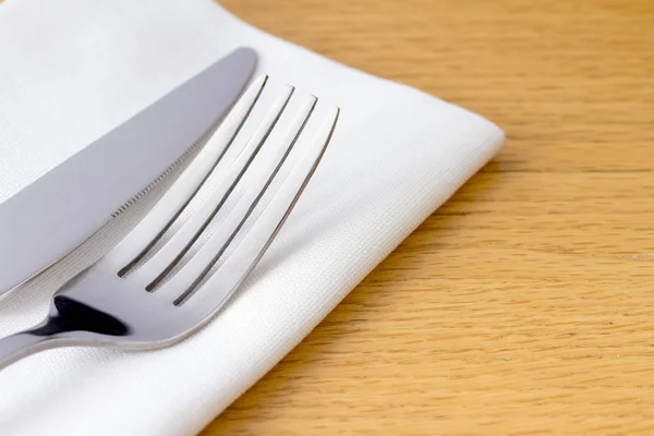 Messer und Gabel auf einer weißen Serviette — Stockfoto