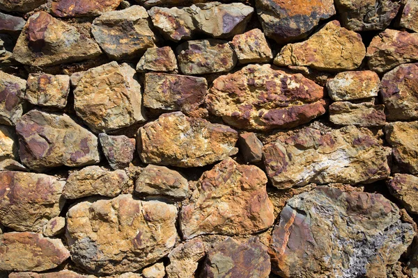 Oude stenen muur gebouwd van oude koper mijne steen — Stockfoto
