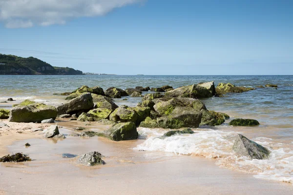 Rocky vlnolamu na pláži v bennlech anglesey north wales — Stock fotografie