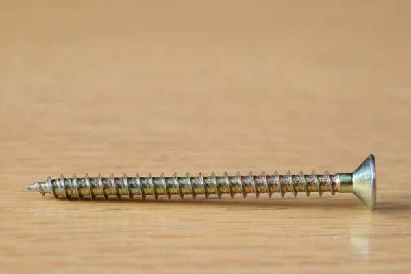 Bir ahşap tahta üzerinde kaplama woodscrew — Stok fotoğraf