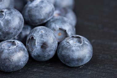 Slate üzerinde olgunlaşmış yaban mersini