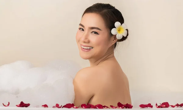 Entspannende Schöne Asiatische Frau Die Ihren Körper Wasser Einer Wellness — Stockfoto