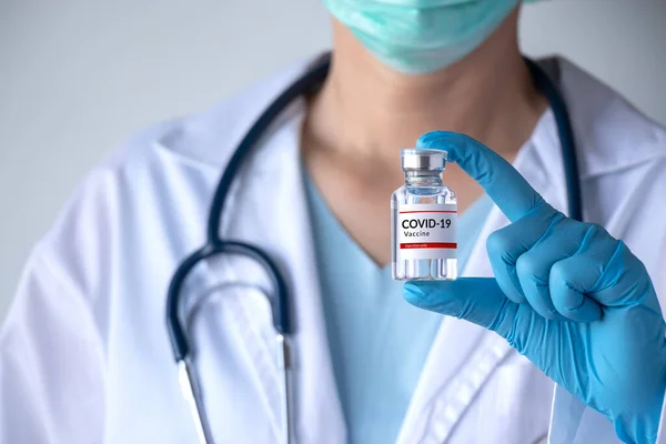 Coronavirus Covid 19疫苗和免疫概念 医生手拿着注射用疫苗瓶 大流行病期间电晕病毒的预防 治疗和实验室药物试验结果 — 图库照片