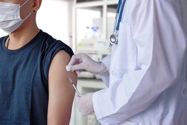 Coronavirus Covid Vaccin Koncept Läkare Hand Hålla Nålspruta Och Vaccinflaska — Stockfoto