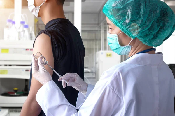 Coronavirus Covid Vaccin Koncept Läkare Hand Hålla Nålspruta Och Vaccinflaska — Stockfoto