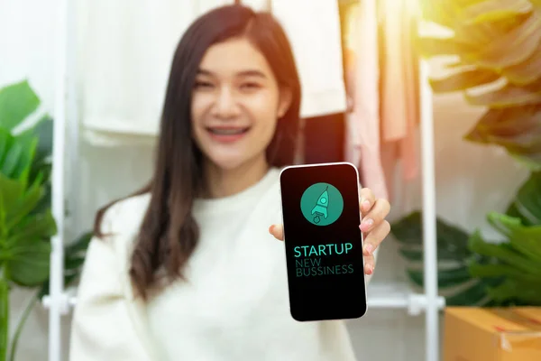 Junge Glückliche Selbstbewusste Kleinunternehmerin Asiatische Frau Zeigt Smartphone Mit Bildschirmdisplay — Stockfoto