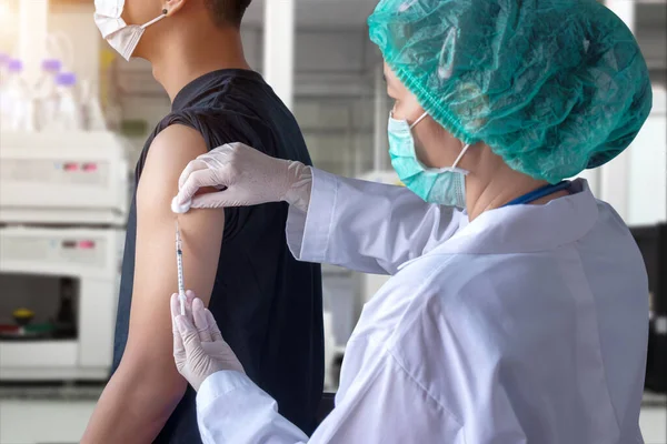 Coronavirus Covid 19疫苗概念 医生手拿针头注射器和疫苗瓶 在流行期间对公众进行化验室药检 注射疫苗后 可预防日冕病毒 — 图库照片