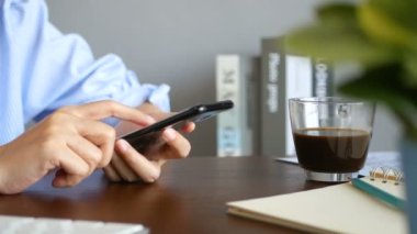 4 bin. Sosyal medyada cep telefonu sörfü yapan, haberleri kontrol eden, mesajları okuyan, akıllı telefon uygulamasını cihaz teknolojisiyle eğlence için kullanan genç bir kadının yan görüntüsü.