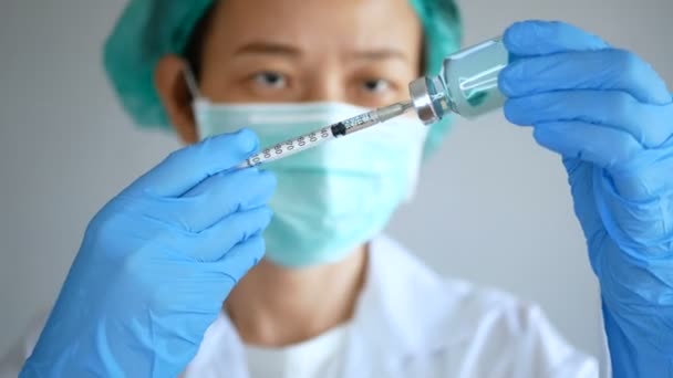 Vaccination Contre Coronavirus Covid Asiatique Médecin Préparer Vaccin Injectable Pris — Video