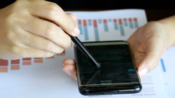 Orang Orang Yang Menggunakan Aplikasi Smartphone Untuk Analisis Grafik Pasar — Stok Video