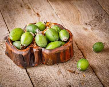 Tahtada taze feijoa ile hayat