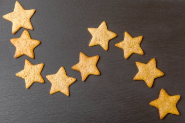 Kara tahtada ev yapımı zencefilli kurabiye.