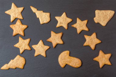 Kara tahtada ev yapımı zencefilli kurabiye.