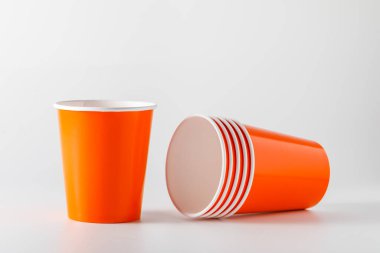 Tek kullanımlık kağıt bardaklar beyaz arkaplanda izole edildi