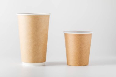 Tek kullanımlık kağıt bardaklar beyaz arkaplanda izole edildi