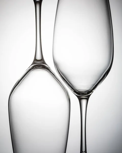 白に隔離された空のワイングラス — ストック写真