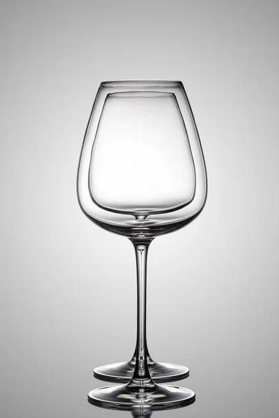 白に隔離された空のワイングラス — ストック写真