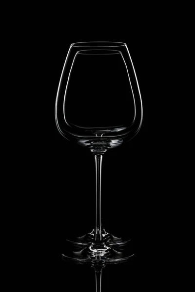 ブラックで抽象的な背景にワイングラスで隔離されたワイングラス — ストック写真
