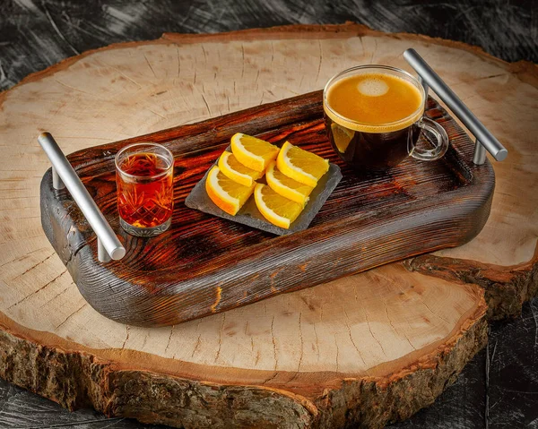 カラヒージョ 木製トレイにブランデー ウイスキー コニャックやラム酒と伝統的なスペインのコーヒー ストックフォト